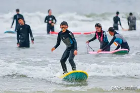 高温天怎么玩？冲浪、潜水等小众水上运动受青睐图片