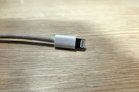 长时间不拔出手机充电线，隐藏着哪些安全和损坏隐患？图片