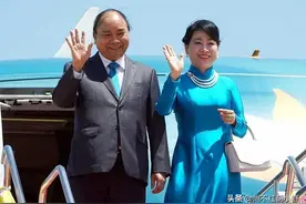 越南第一夫人65岁也时髦，穿国服奥黛配阔腿裤，一副富贵相挺旺夫图片