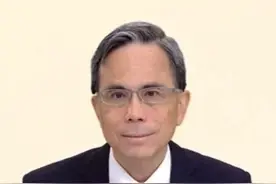 59岁李泽钜出席活动，同场何超琼合照站中间，头发已花白满脸倦容图片