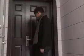 丈夫夜班回家，敲三下门妻子才让进屋，推开门后愣住了图片