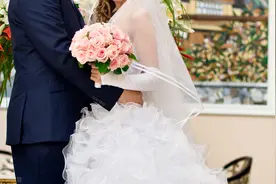 妻子有权拒绝老公强行发生关系吗？帮助他人侵犯自己妻子犯何罪？图片