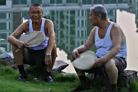 夏天，建议六七十岁男人，尽量少穿爷爷背心、老爹裤，显老又土气图片