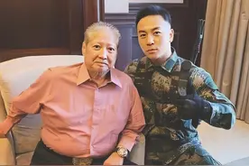 释小龙凭啥和洪金宝平起平坐？看他背后站着谁，向华强都不敢说话图片