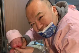 52岁男星宣布当爸！46岁妻子诞下龙凤胎，患妊娠毒血症提前剖腹图片