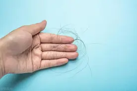 一个尴尬、羞羞的小问题：女性私处的毛发，应该被刮除吗？图片