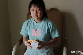 妈妈病逝在回家路上，女孩伤心欲绝，被好心大娘收养谁知又迎悲剧图片