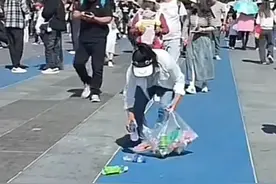 女子景区“捡垃圾”谋生？看到真相，网友怒了图片