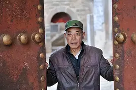 男子独居寺庙28年，留下两名女子过夜后，第二天狂奔25里下山报案图片