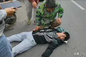 洛阳一小伙突发晕厥倒地，爱心大姐和供电公司员工轮番跪地紧急施救图片