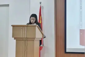 杨鸣妻子晒授课照！名校毕业体制上班，曾为宣示主权频频发文晒照图片