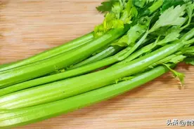 炒芹菜时，切记别直接下锅炒，教你一招，芹菜脆嫩入味，营养下饭图片