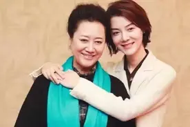 王丽云：离婚后至今单身，经常买地摊货，穿20块钱一双的鞋子图片