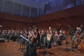 「轻松周末」一曲《彩云追月》，声声打动人心，听醉了图片