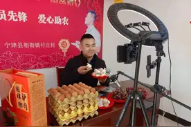 摆地摊的“兵支书”咋就成了“网红”图片