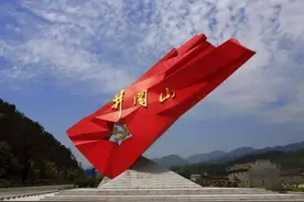 为什么第一个根据地选在井冈山？不是国民党打不到这里，而是不敢图片