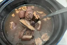 黑豆猪尾汤，补肾壮腰，黑发养血（小魚儿简单菜谱104）图片