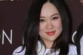 柳岩发福严重，虎背熊腰似菜场大妈，走红毯跌倒，众人搀扶才起身图片