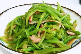 冬天看到这菜，我从不还价，维C是梨的6倍，营养全面，炒一炒真香图片