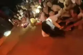 女歌手演出时被拖下舞台！警方称已介入此事图片