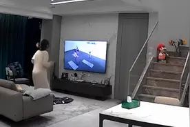 江苏一妻子跳减肥操，丈夫在一旁“捣乱”，网友：他在闹你在笑图片