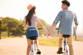 准亲家初次见面，要做到“三谈、三不谈”图片