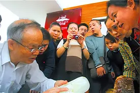 2010年男子制作玉凳，专家鉴定为汉代文物，以2.2亿天价被拍卖图片