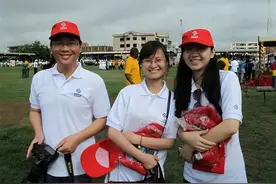 非洲的工地上来了一个中国女孩，稀奇！图片