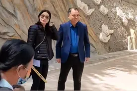 郭晶晶母女华山游，小女儿闯进合照镜头被拉开，眼神懵懂很黏妈妈图片