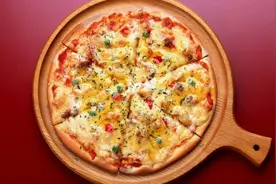 pizza是披萨，face是脸，那 pizza face翻译成“披萨脸”？图片