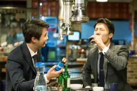 领导给你递烟，低情商“双手接过”，高情商的做法令人佩服图片
