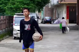 "独臂篮球少年"张家城，5岁失去右臂14岁登上CBA，他凭啥这么牛？图片