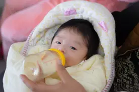 婴儿过度喂养成年后会长不高！附0~12个月孩子的奶量标准图片