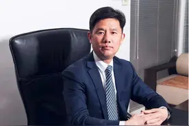 人到万难须放胆，事当两可要平心图片