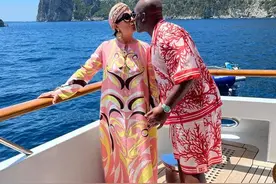 66岁卡戴珊妈妈和黑人小男友度假！穿花裙真嫩，在游艇上亲吻真甜图片