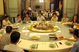 喝酒脸红好还是脸白好？行家：都不好，酒量好不好要看这3个特征图片
