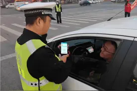 使用电子驾驶证被罚？已有不少司机中招，交警：都犯了这4个错误图片