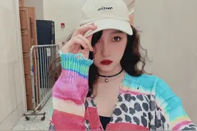 关晓彤好臭美，穿针织开衫戴鸭舌帽跑后台自拍，红唇冷艳妆更养眼图片