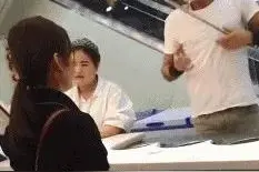 狗子：你搓搓我的脚你还让我闻？我虽然不是人但你是真的狗呀！图片