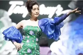 55岁孟广美走秀，腰粗臀圆搔首弄姿，歧视大陆公厕却嫁内地富商图片