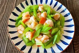 芹菜炒虾仁，素淡鲜美解腻的一道菜肴，年夜饭就准备吃它图片