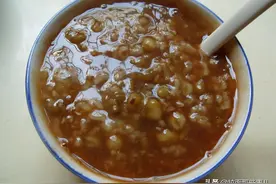 煮绿豆粥，只会加水难怪粥变红色，牢记2个诀窍，香甜软糯不变色图片