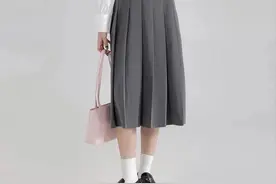 突然火了一种穿法：“过膝百褶裙+乐福鞋”，减龄洋气，谁穿谁美图片