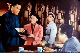 师长起义遇麻烦，妻儿被扣为人质，副师长带兵哗变图片
