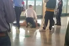 上海虹桥火车站一女子坠楼，医院：还在抢救图片