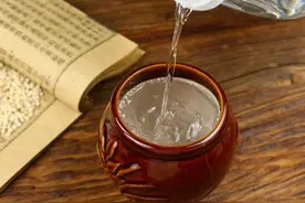5斤粮食酿1斤酒？同是白酒，为什么价格相差大，有的只需几十块图片
