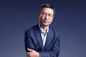 “央视一哥”白岩松，与妻子一见钟情，低调恩爱25年，谁会想到他也曾和死神擦肩而过图片