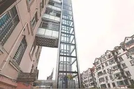 你买高楼关我屁事！旧小区安电梯，一楼大妈疯狂阻止，网友们支持图片