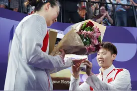 收获奖牌与幸福！闭幕式上一项新记录公布：巴黎奥运会创下最多求婚次数图片