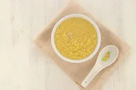 女子坚持每天喝小米粥，润肠养胃、调节睡眠，半年后身体如何？图片